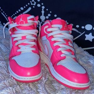 Jordan 1 Hyper pinks, 7 in youth fits 8 in women